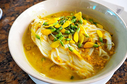 Num Banh Chok (Khmer Noodles): Hidangan Khas Kamboja yang Lezat dan Menyegarkan